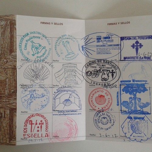 Der internationale Pilgerausweis (Credencial) mit Stempeln aus Spanien (Altertumskommission).