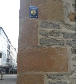 Emaille-Schild mit Pilgersymbol an der Nikolai-Kirche in Bielefeld (Foto: Altertumskommission/U. Steinkrüger)