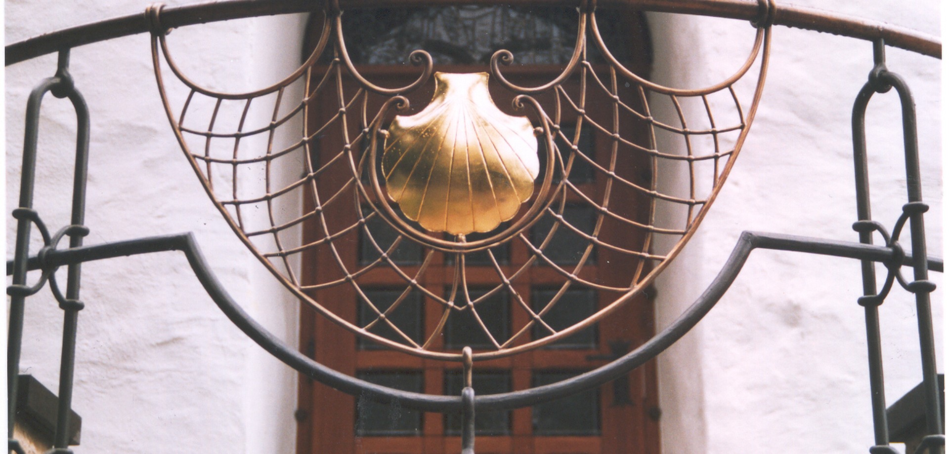 Jakobsmuschel im Fischernetz an der St. Jakobus-Kirche zu Lennestadt-Elspe (A. Schmoranzer).