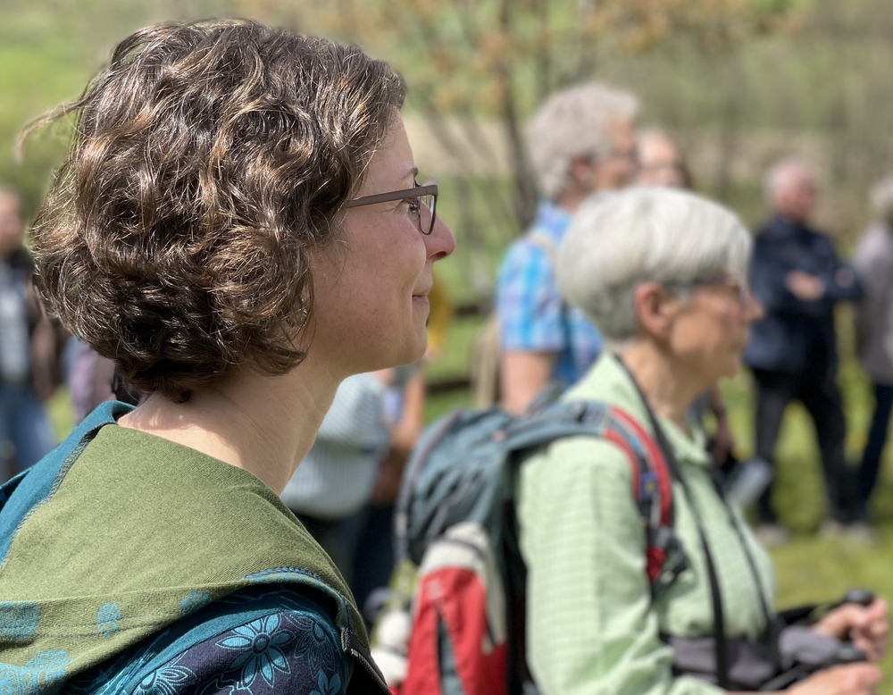 Ulrike Steinkrüger, Leiterin des Projekts zu den Jakobswegen in Westfalen, im Hintergrund Annemarie Schmoranzer (Foto: AKo/Lammers).