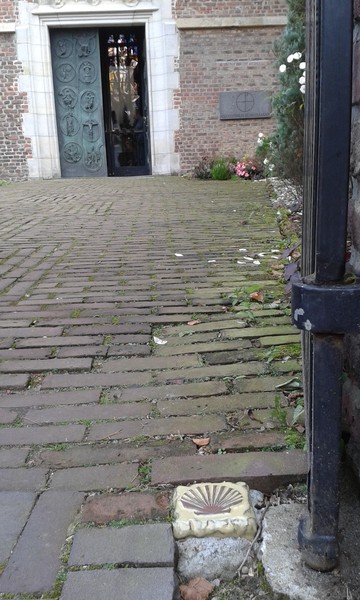 Muschelstein vor der Klosterpforte in Marienthal (Altertumskommission).