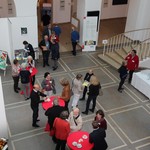 Austausch der Teilnehmer im Foyer des LWL-Landeshauses. (vergrößerte Bildansicht wird geöffnet)