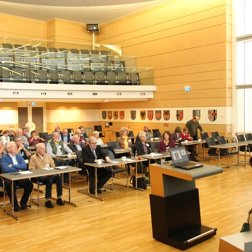 Kulturdezernentin Dr. Barbara Rüschoff-Parzinger begrüßt die Teilnehmenden (Altertumskommission).
