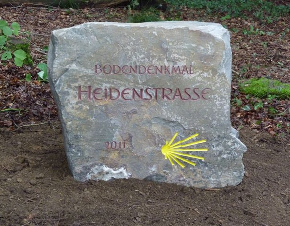 Weg 6: Wegestein an der Heidenstraße (Altertumskommission/Steinkrüger).