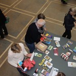 Beliebter Stopp: Der Informationstisch im Foyer. (vergrößerte Bildansicht wird geöffnet)