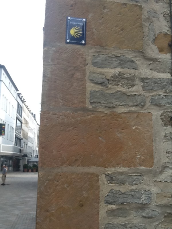 Jakobswege-Symbol an der Kirche St. Nicolai zu Bielefeld (Altertumskommission).