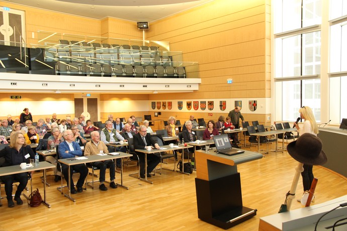 Kulturdezernentin Dr. Barbara Rüschoff-Parzinger begrüßt die Teilnehmenden (Altertumskommission).